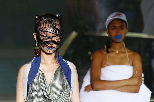 Модель представляет творение Вивьен Вествуд из ее коллекции prêt-à-porter весна-лето 2018 на модном показе в Париже - Sputnik Молдова