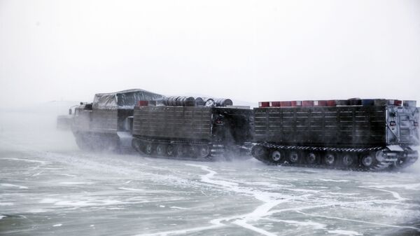  Двухзвенный гусеничный транспортер во время испытаний новых и перспективных образцов вооружения, военной и специальной техники в условиях Арктики - Sputnik Молдова