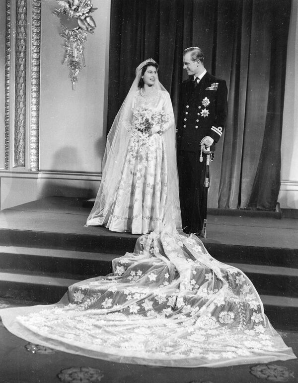 Официальное свадебное фото принцессы Елизаветы II и принца Филиппа Эдинбургского - Sputnik Moldova-România