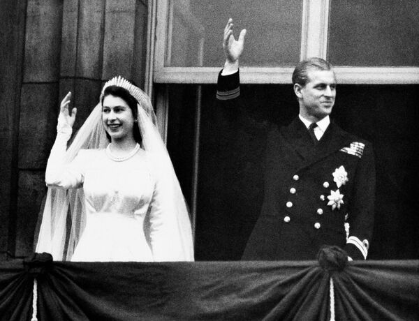 Британская королева Елизавета II и принц Филипп в день своей свадьбы в Лондоне, 1947 - Sputnik Moldova-România