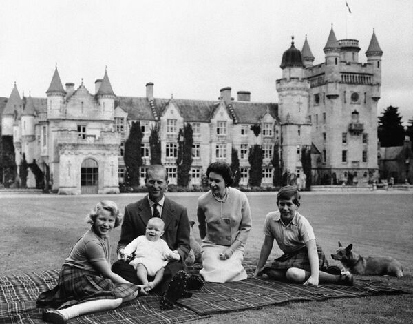 Королева Англии Елизавета II и её муж принц Филипп и трое их детей в замоке Балморал - Sputnik Moldova-România