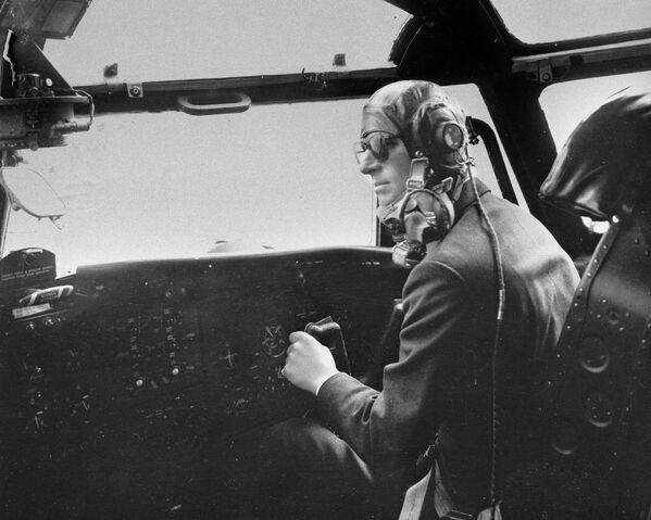 Принц Филипп, герцог Эдинбургский за управлением самолетом Блэкберн - Sputnik Moldova