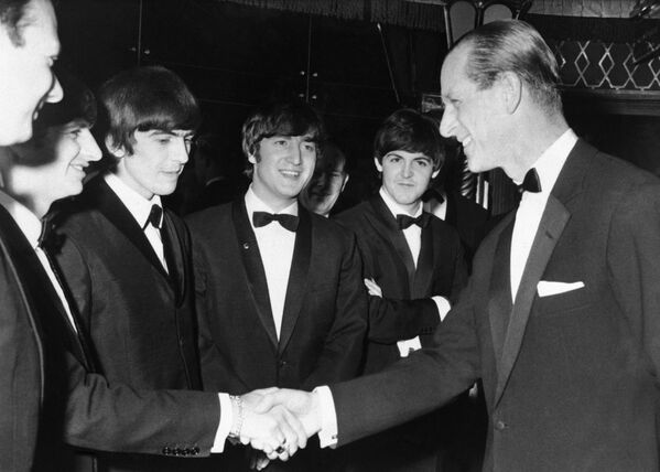 Принц Филипп на встрече с группой The Beatles в Лондоне, 1964 год - Sputnik Moldova