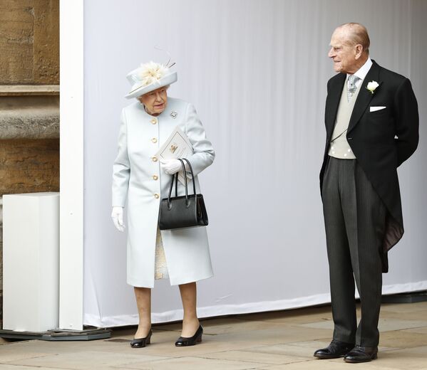 Британская королева Елизавета II и принц Филипп на свадьбе принцессы Евгении и Джека Бруксбанка, 2018 год - Sputnik Moldova