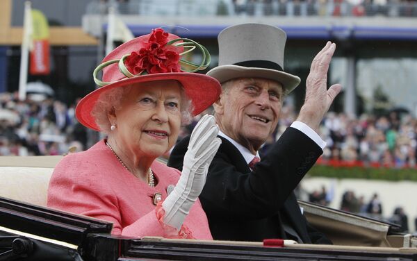 Британская королева Елизавета II с принцем Филиппом прибывают на скачки Royal Ascot в Аскоте - Sputnik Moldova