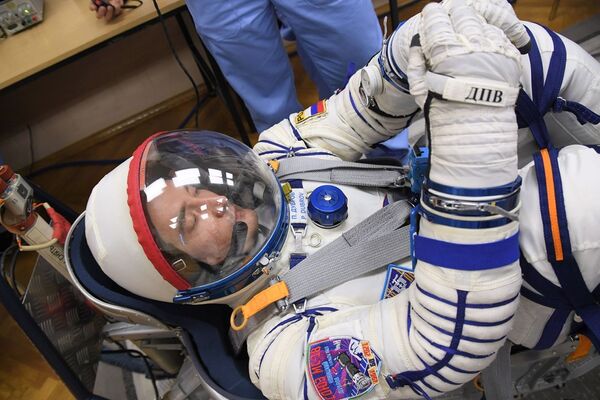 Член основного экипажа МКС-65 космонавт Роскосмоса Петр Дубров во время предполетной подготовки перед отправкой на космодром Байконур - Sputnik Молдова