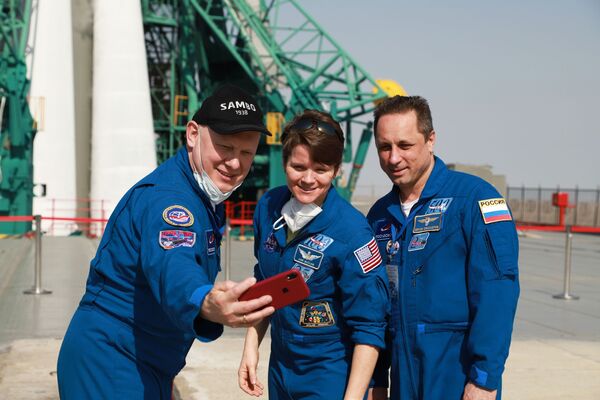 Члены дублирующего экипажа МКС-65 космонавты Роскосмоса Олег Артемьев, Антон Шкаплеров и астронавт НАСА Энн МакКлейн перед запуском  - Sputnik Молдова