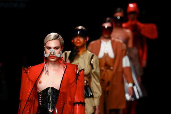 Модели в нарядах от Maya Hansen на Mercedes Benz Fashion Week в Мадриде - Sputnik Молдова