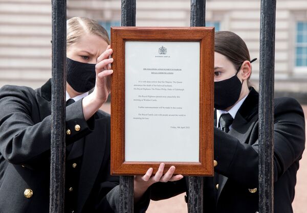 Сообщение о смерти британского принца Филиппа на воротах Букингемского дворца в Лондоне - Sputnik Молдова