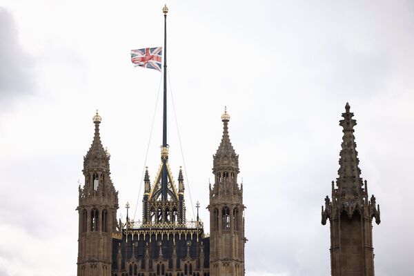 Приспущенный британский флаг на здании парламента в Лондоне - Sputnik Молдова