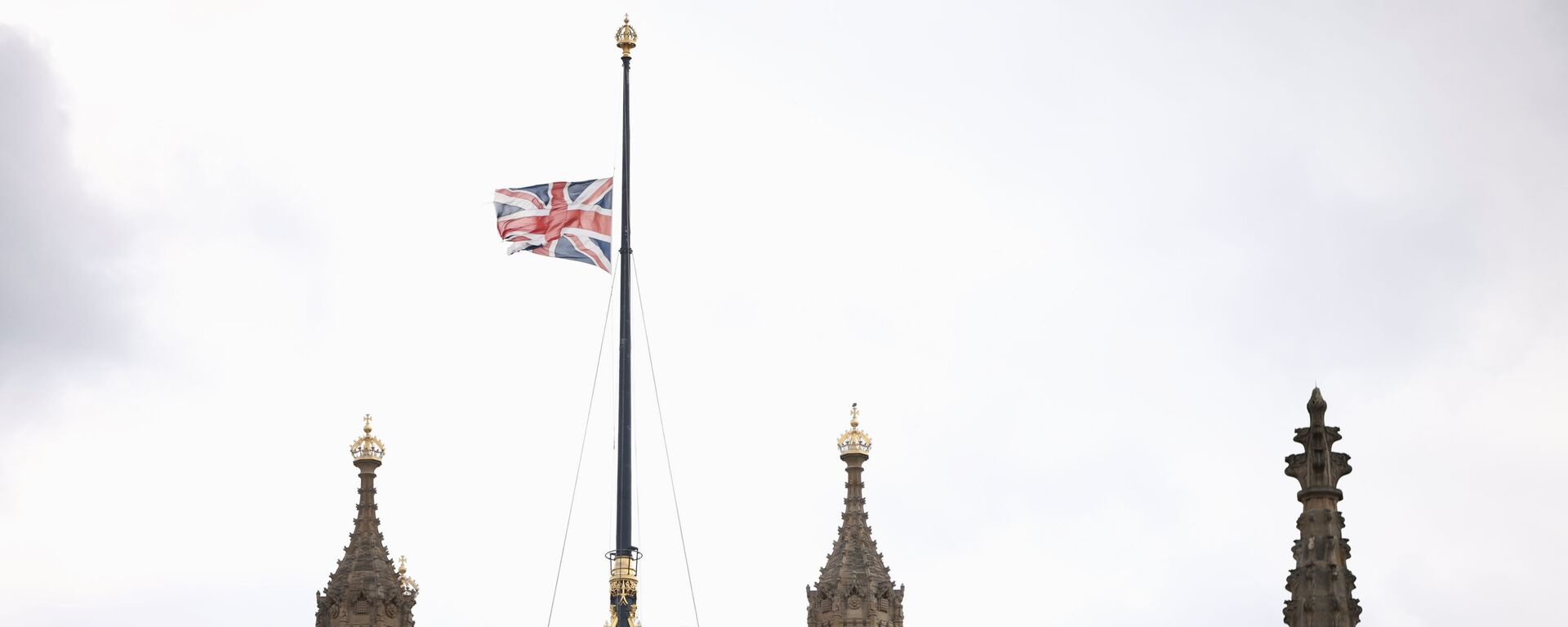 Приспущенный британский флаг на здании парламента в Лондоне - Sputnik Молдова, 1920, 07.12.2021