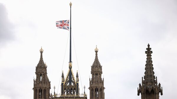 Приспущенный британский флаг на здании парламента в Лондоне - Sputnik Молдова