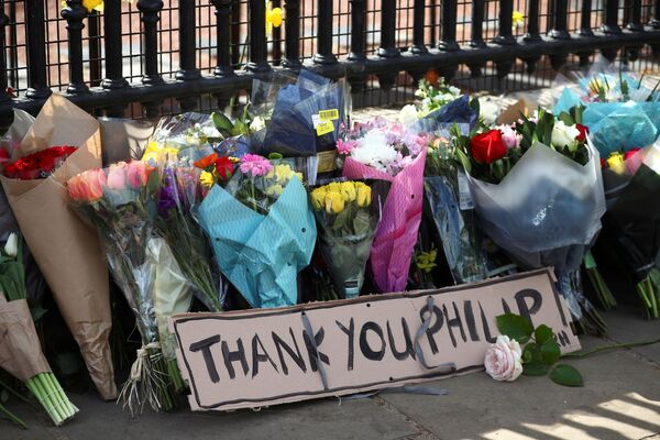 Букеты цветов возложены у Букингемского дворца в память о принце Филиппе - Sputnik Молдова