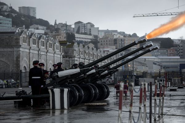 Королевский гибралтарский полк дает 41 артиллерийский залп в Гибралтаре в ознаменование смерти принца Филиппа - Sputnik Молдова
