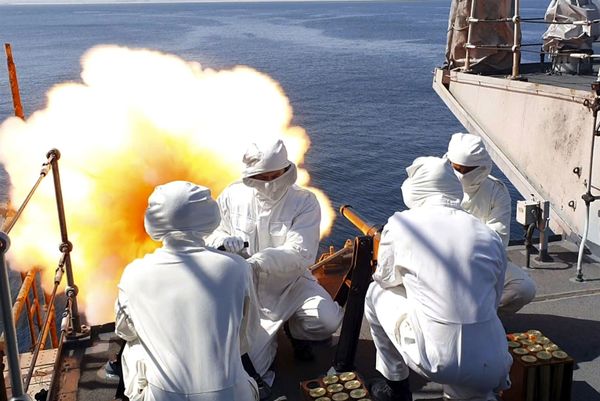 Члены экипажа HMS Montrose дают 41 артиллерийский залп в Дукме, Оман, в ознаменование смерти принца Филиппа - Sputnik Молдова