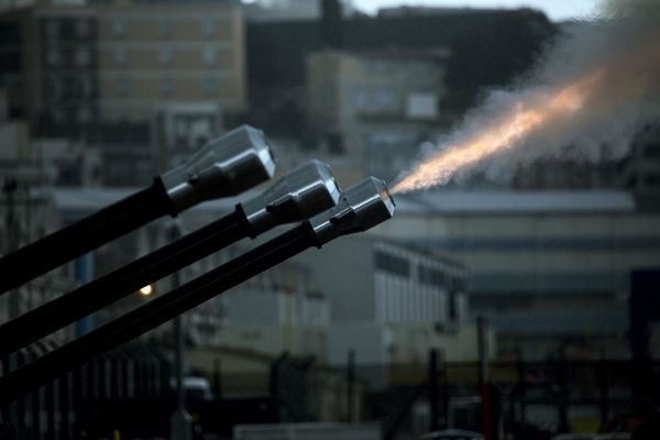 Королевский гибралтарский полк дает 41 артиллерийский залп в Гибралтаре в ознаменование смерти принца Филиппа - Sputnik Молдова