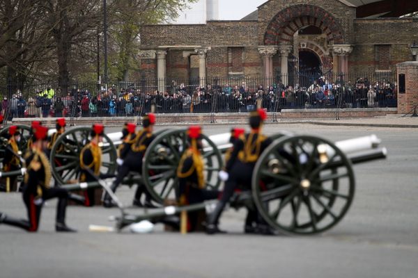 Солдаты Королевской конной артиллерии дают 41 артиллерийский залп на Парадной площадке в казармах Вулвича в центре Лондона в ознаменование смерти принца Филиппа - Sputnik Молдова