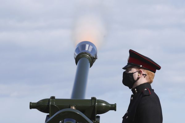 105 полк Королевской артиллерии дает 41 артиллерийский залп в Эдинбургском замке в ознаменование смерти принца Филиппа - Sputnik Молдова