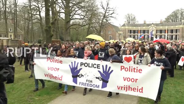 Netherlands: Police for Freedom march against COVID restrix in Baarn - Sputnik Moldova-România