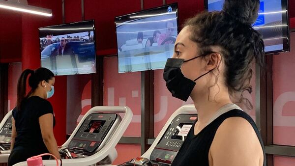 Fată în mască la gym - Sputnik Moldova