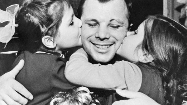 Юрий Гагарин с дочерьми Леной и Галей - Sputnik Moldova-România