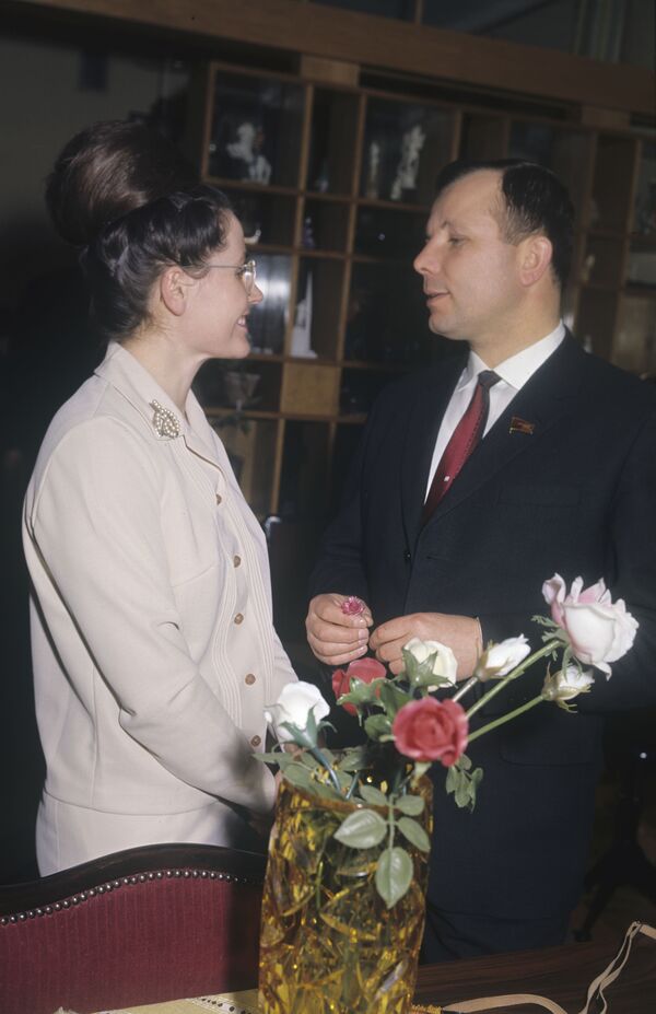 Летчик-космонавт Юрий Гагарин с женой Валентиной Гагариной в день ее рождения, 1967 год - Sputnik Moldova