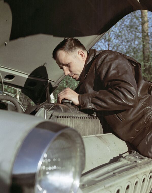 Летчик-космонавт СССР Юрий Гагарин занимается ремонтом своей автомашины, 1963 год - Sputnik Moldova-România