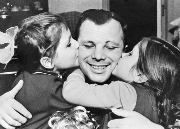 Iuri Gagarin cu fiicele Lena și Galia - Sputnik Moldova