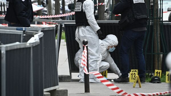 Судебные следователи французской полиции ищут улики возле частной больницы Анри Дюнана, где один человек был застрелен и один ранен в результате стрельбы за пределами учреждения, принадлежащего Красному Кресту, в престижном 16-м округе Парижа 12 апреля 2021 г. - Sputnik Молдова