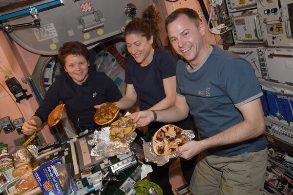 Во время приготовления пиццы на МКС  - Sputnik Молдова