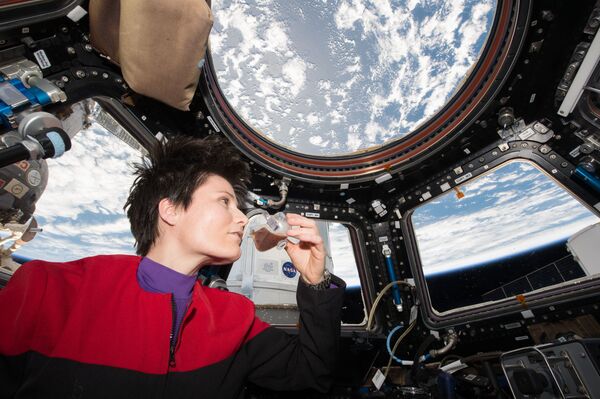 Итальянский астронавт Саманта Кристофоретти пьет кофе на МКС  - Sputnik Молдова