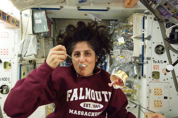 Американский астронавт Сунита Уильямс ест мороженое на борту МКС  - Sputnik Молдова
