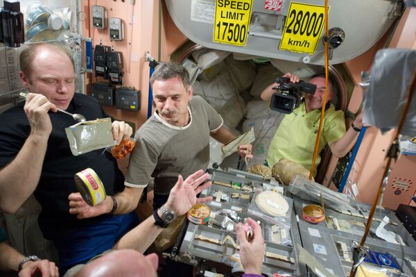 Члены 23 экспедиции на МКС во время обеда  - Sputnik Молдова