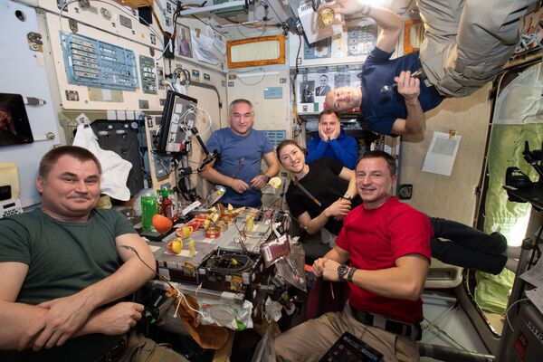 Члены шестидесятой долговременной экспедиции на МКС во время обеда  - Sputnik Молдова