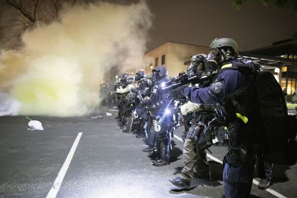 Полицейские во время акций протеста в центре города Бруклин-Сентер в штате Миннесота - Sputnik Молдова