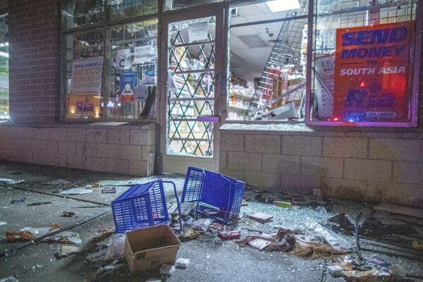 Разбитые витрины магазина в центре города Бруклин-Сентер в штате Миннесота - Sputnik Молдова