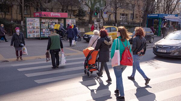 Oameni în stradă București - Sputnik Moldova-România