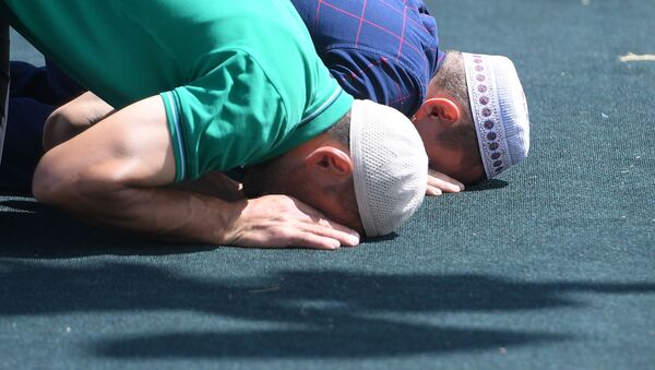 Рамадан, молящиеся мусульмане. - Sputnik Молдова