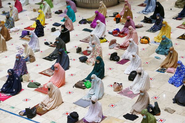 Мусульмане молятся накануне старта священного месяца Рамадан в Индонезии  - Sputnik Молдова