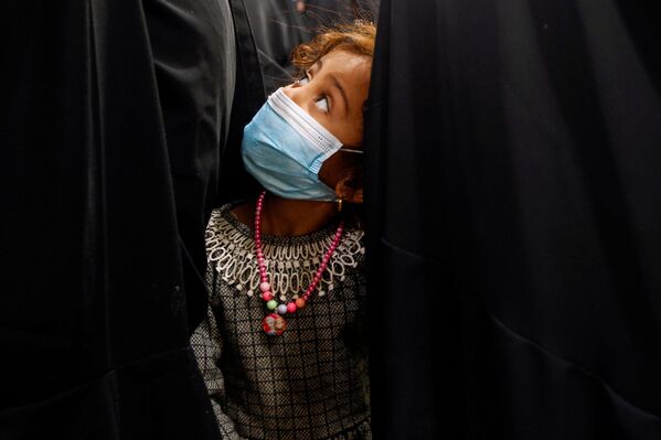 Девочка в маске во время благотворительной раздачи еды в Ираке  - Sputnik Молдова