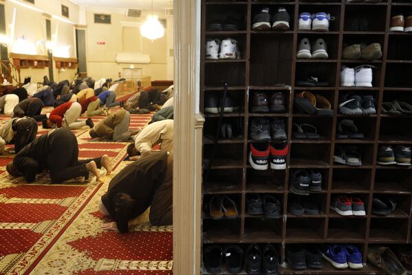 Мусульмане молятся в первый вечер священного месяца Рамадан в Чикаго  - Sputnik Молдова