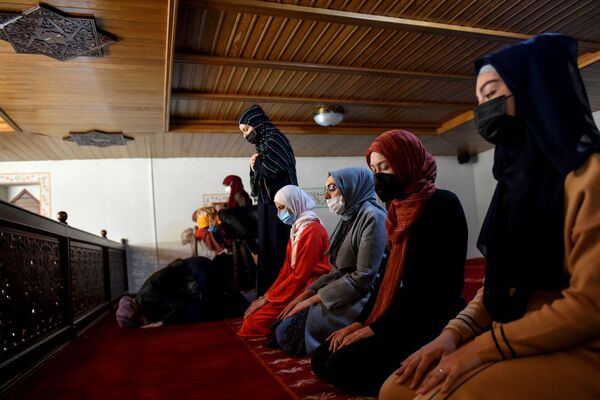 Мусульманки молятся в мечети в Подгорице - Sputnik Молдова