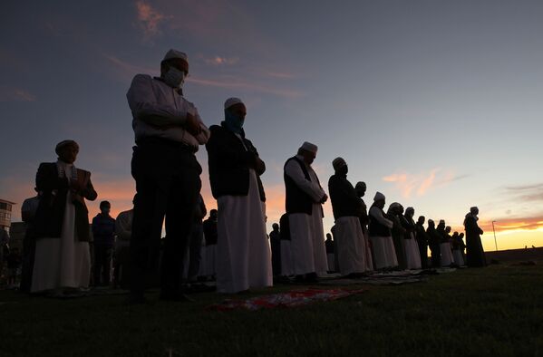 Мусульмане молятся в ожидании появления луны, знаменующей начало священного месяца Рамадан, на набережной в Кейптауне, Южная Африка - Sputnik Молдова