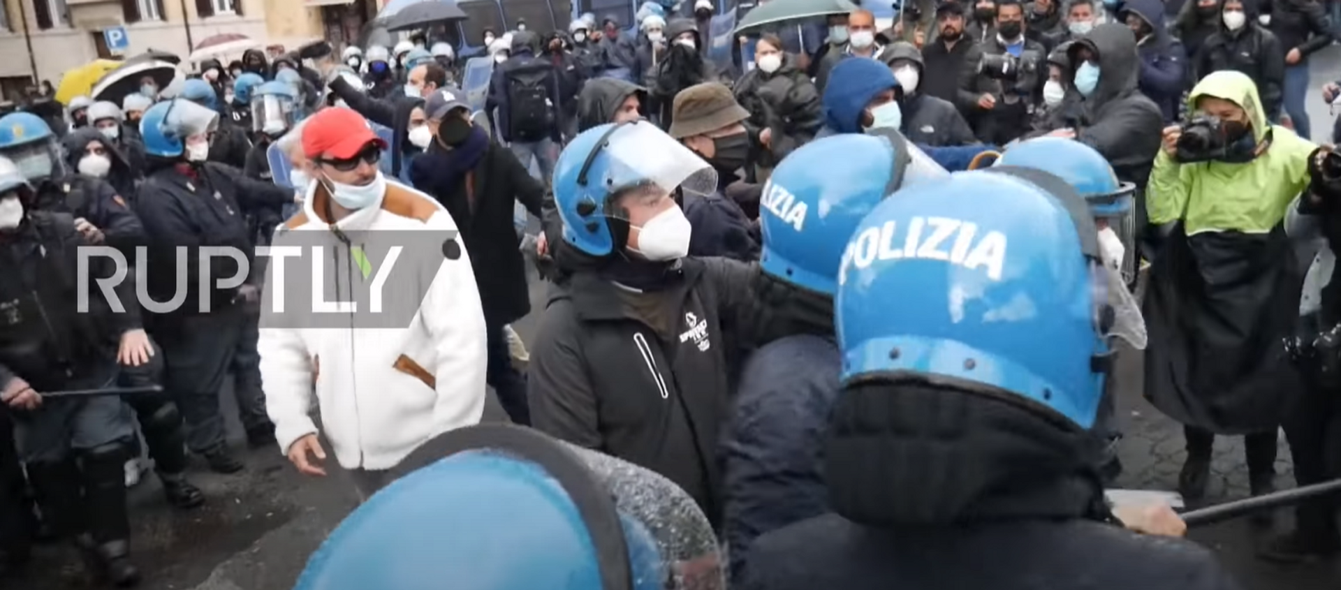 Italy: Business owners scuffle with police at Rome protest against COVID restrictions - Sputnik Moldova-România, 1920, 14.04.2021