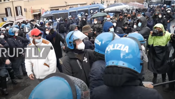 Italy: Business owners scuffle with police at Rome protest against COVID restrictions - Sputnik Moldova