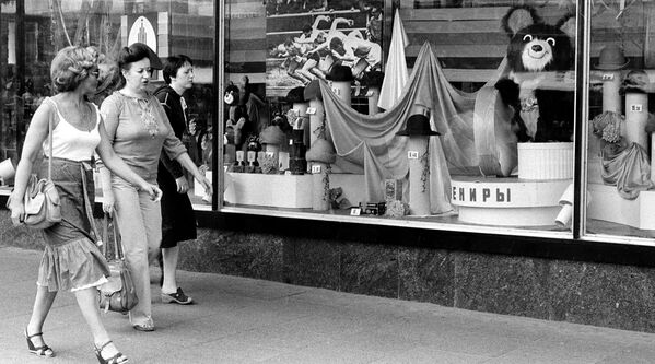 Мишка, талисман московских Олимпийских игр 1980 года в витрине магазина - Sputnik Молдова