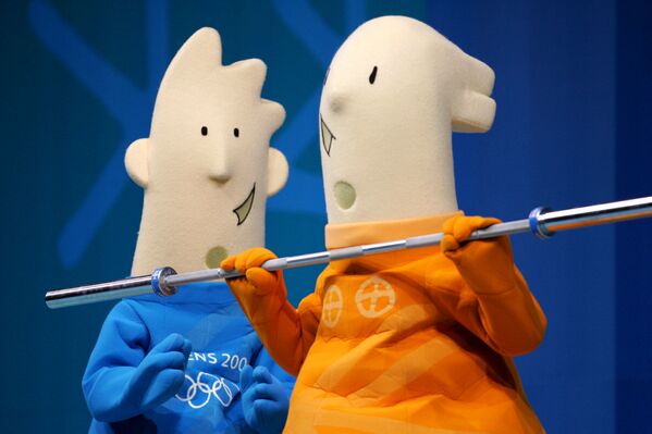 Олимпийские талисманы Афина (справа) и Февос во время летних Олимпийских игр-2004 в Афинах - Sputnik Молдова