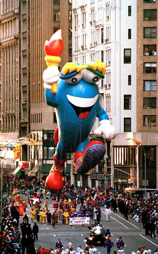 Талисман Олимпийских игр 1996 года в Атланте во время парада в честь Дня Благодарения в Нью-Йорке  - Sputnik Молдова