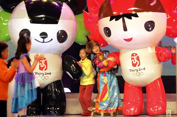 Дети танцуют с талисманами Олимпийских игр 2008 года в Пекине  - Sputnik Молдова