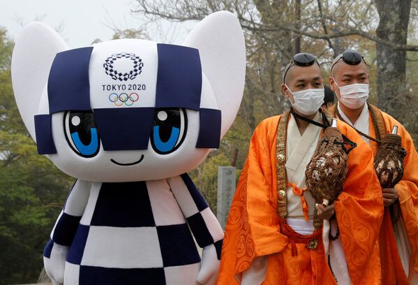 Талисман Летней Олимпиады в Токио Miraitowa и буддийские монахи на мероприятии по случаю 100 дней до Олийписких игр в Токио  - Sputnik Молдова